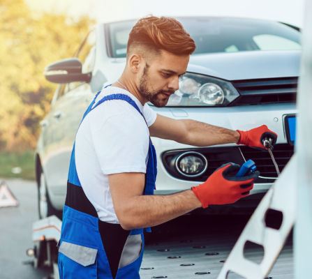 Técnico trabajando sobre un vehículo.